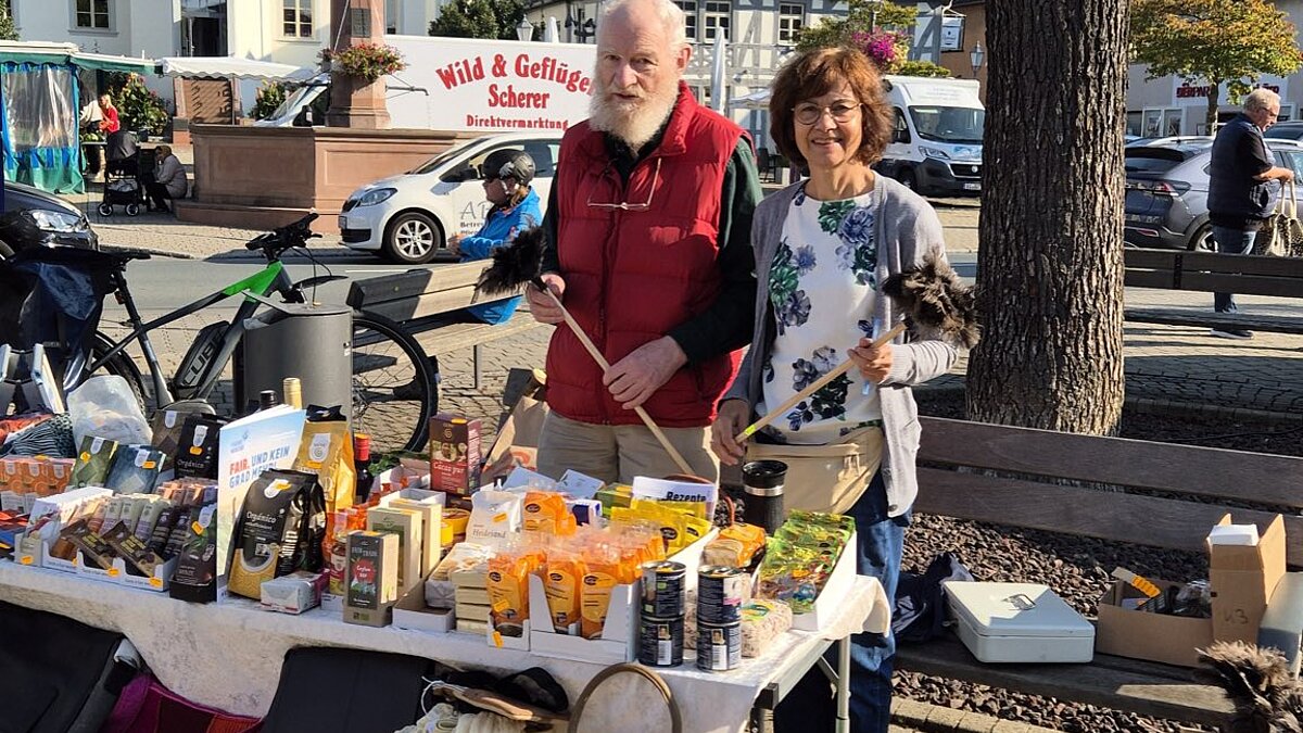 Eine-Welt-Team Usingen zu Gast auf dem Usinger Wochenmarkt